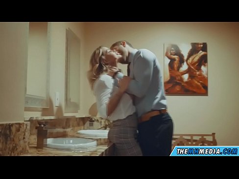 ❤️ جڏهن هڪ busty سنهري اوھان کي هڪ عوامي آرام روم ۾ seduces ❤ ❌❤